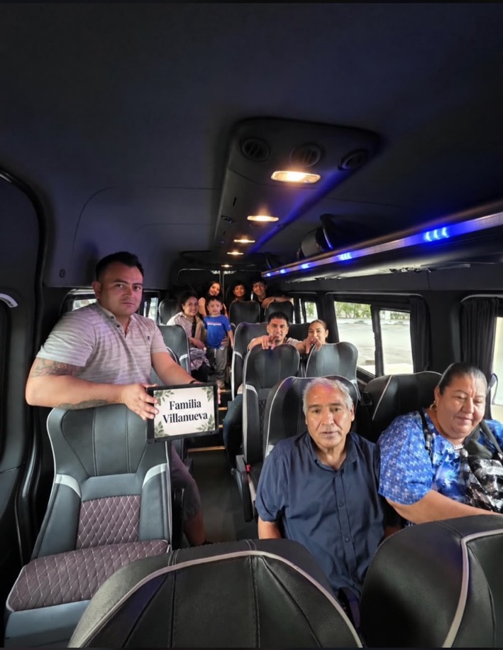 Familia junto a su camioneta de transporte privado
